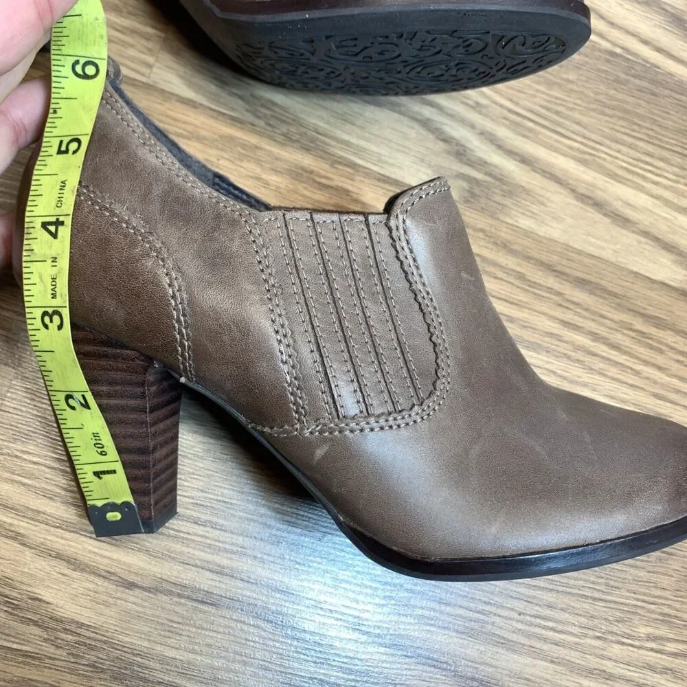 Clarks Artisan Distressed Leather‎ Boots Size 7 M Color Tan Heels Pull On Boots